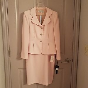 Tahari 3 button suit. NWT